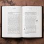 A Metamorfose de Franz Kafka - Livro Capa Dura - Edição Especial com Cartela de Adesivos